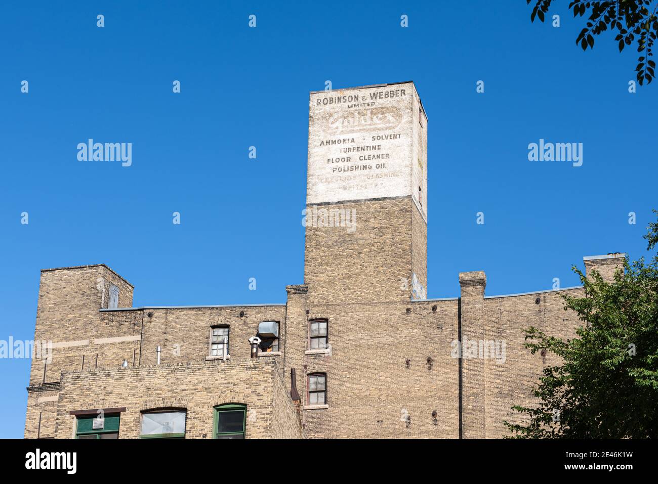 Annunci antichi dipinti su vecchi edifici del centro della città di Winnipeg. Foto Stock