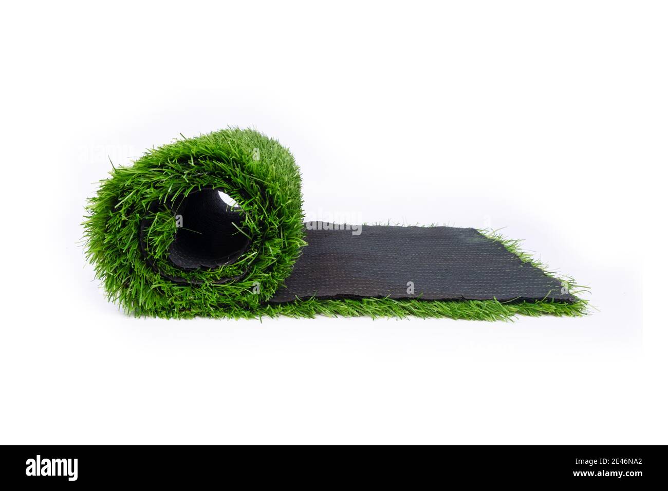 rotolo di erba sintetica isolato su fondo bianco, rivestimento per terreni sportivi Foto Stock