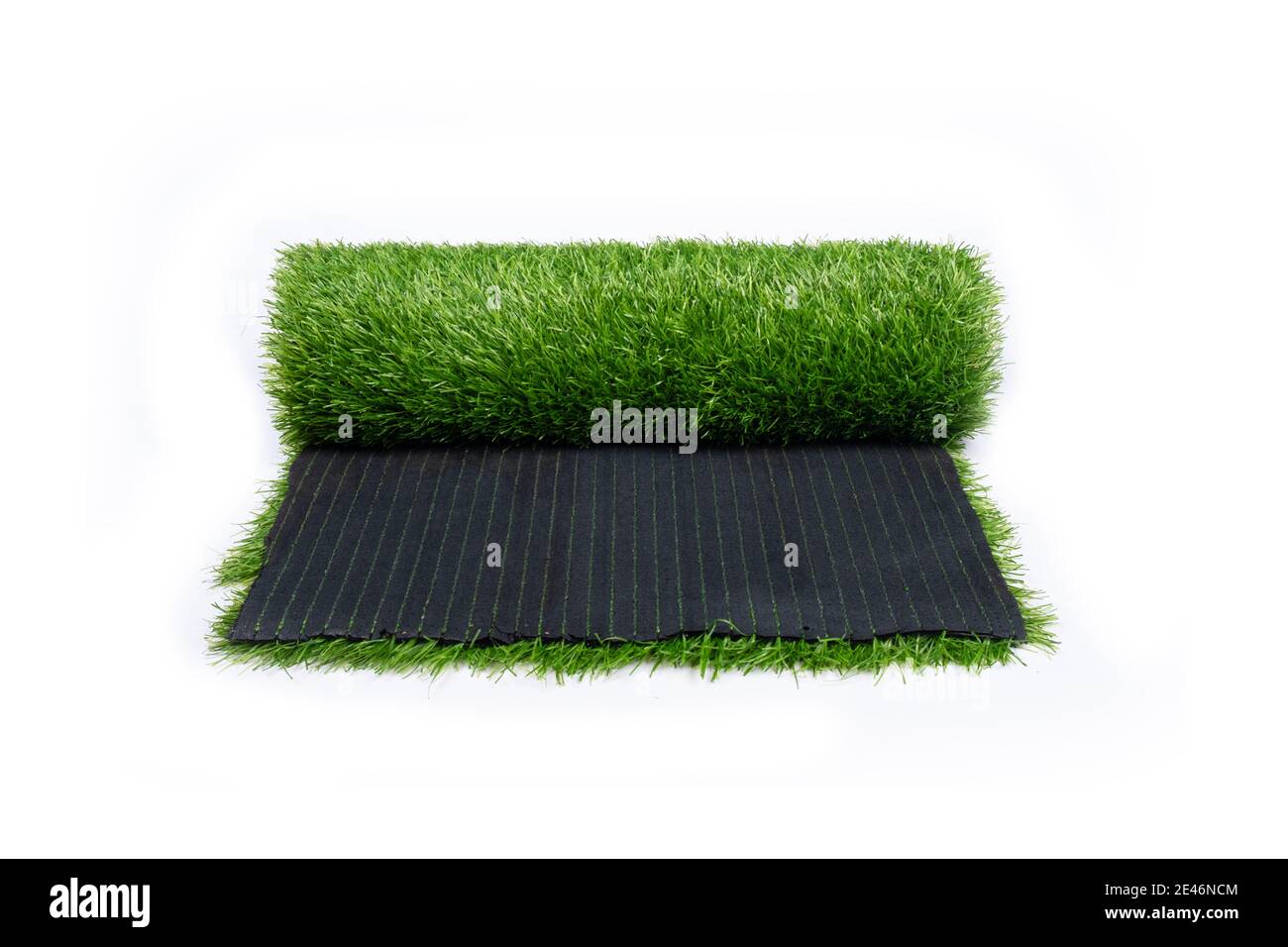 erba verde, rotolo di erba artificiale, rivestimento isolato su sfondo bianco Foto Stock