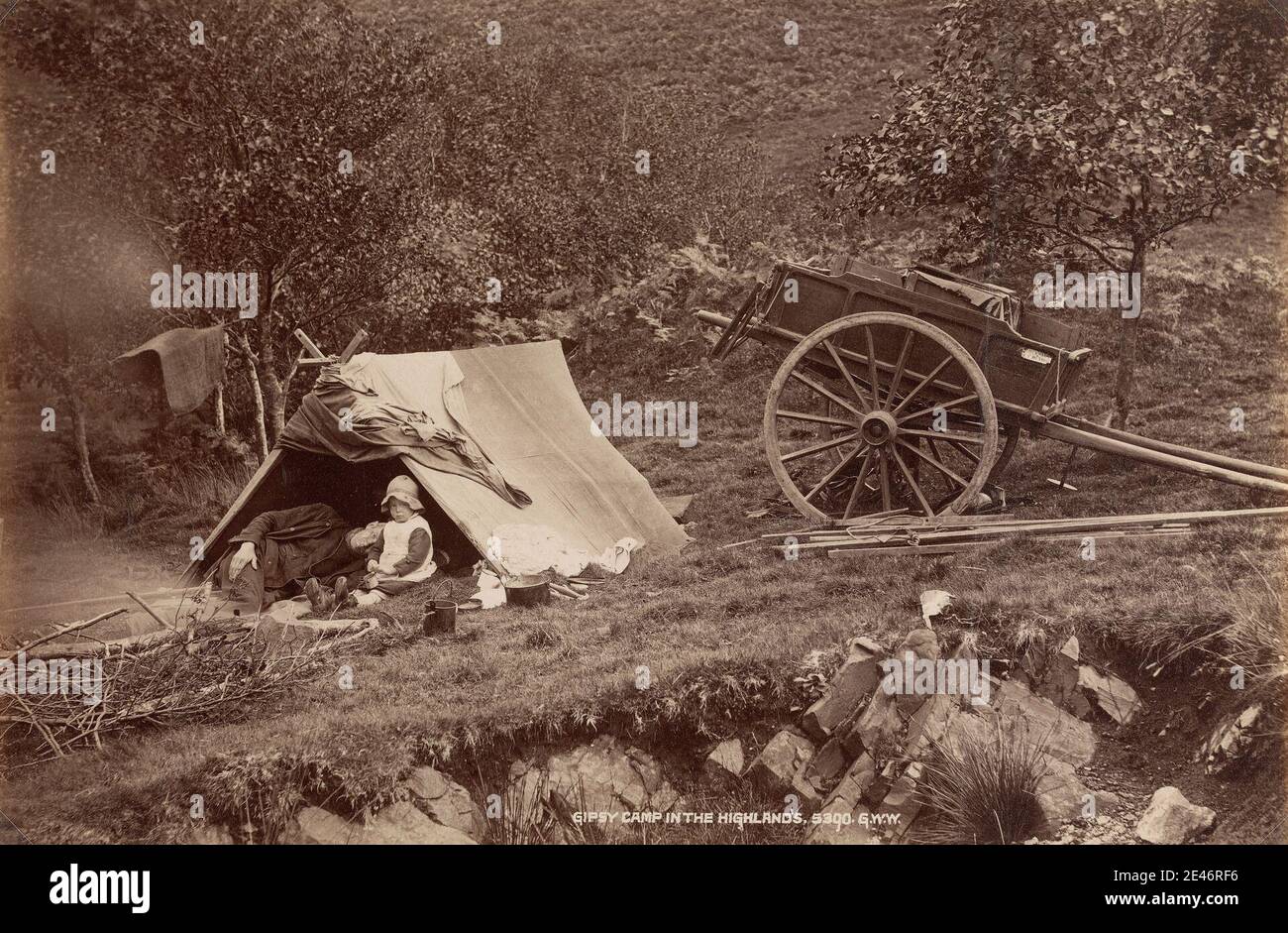 G. W. Wilson, 1823–1893, inglese, campo zingaro nelle Highlands, ca. 1880. Stampa albume da collodio umido negativo su carta di wove sottile, liscia, crema. Campi (insediamenti temporanei) , carrello , bambino , genere soggetto , erba , uomo , rocce (forme di terra) , tenda , alberi Foto Stock