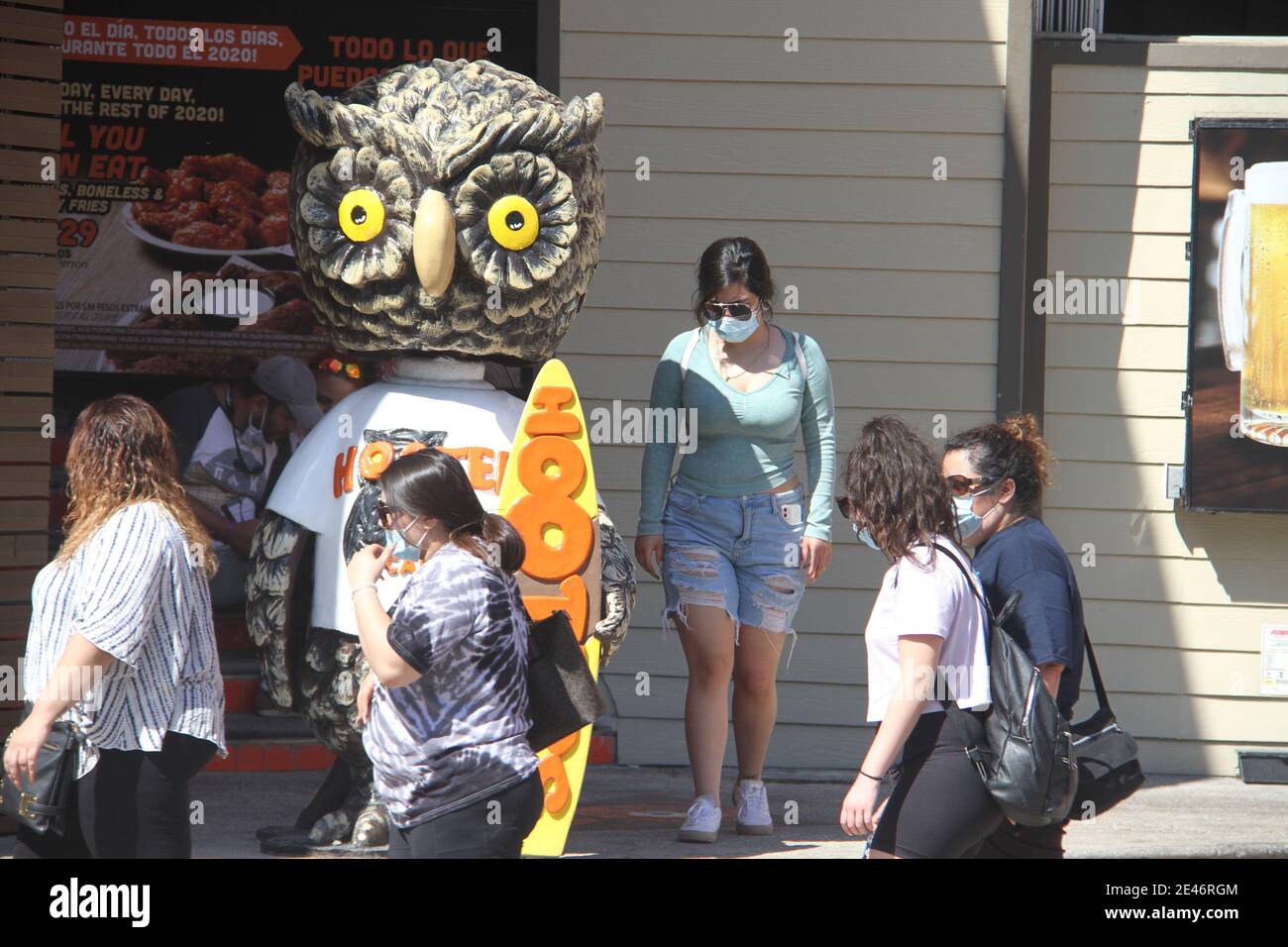 Cancun, Messico. 21 Gennaio 2021. (INT) Cancun con le sue attrazioni turistiche. 21 gennaio 2021, Cancun, Messico: Gli uomini vestiti in Spider-Man, i costumi di MascaraÃ¢â‚¬â„¢davanti al centro commerciale Forum sul Boulevard Kukulcan, zona Hotelera, attirano i turisti a scattare foto con loro per consigli, mentre i lavoratori restaurantsÃ¢â‚¬â„¢ lottano per i clienti che passano lungo il Boulevard per cenare al loro posto. Il Boulevard è pieno di club e ristoranti che incontrano ogni turista Taste.Credit: Niyi Fote /Thenews2. Credit: Niyi Fote/TheNEWS2/ZUMA Wire/Alamy Live News Foto Stock