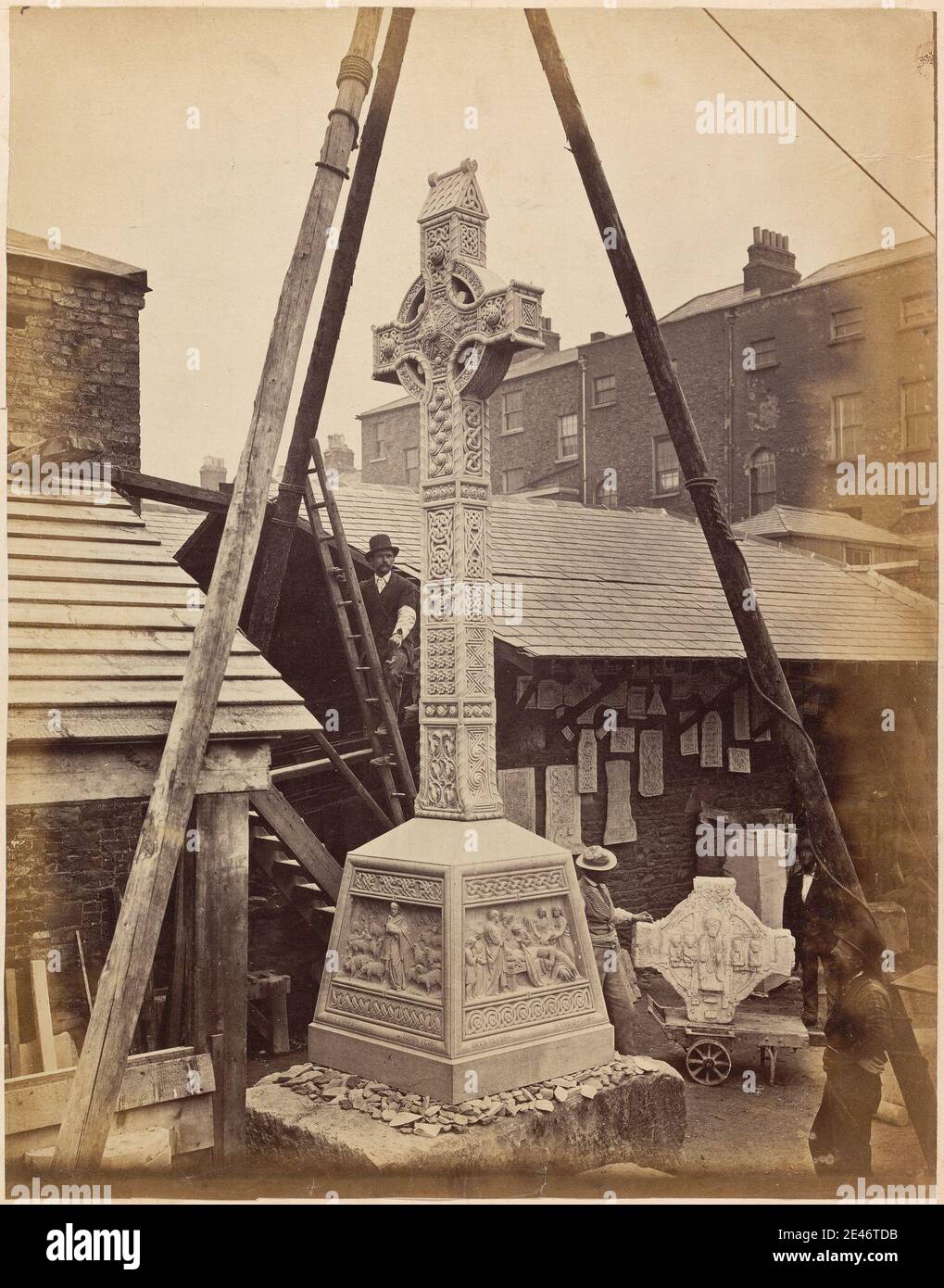 Artista sconosciuto, diciannovesimo secolo, stonemasons, contea Durham, Inghilterra con la Croce della memoria eretta nella chiesa di Burnmoor, prima del 1868. Stampa albume da collodio umido negativo su carta sottile, liscia, crema wove. Soggetto architettonico , genere oggetto , memoriale , scultura in pietra , Stonemason. Bournmoor , Durham , Inghilterra , Lambton Memorial Cross , Regno Unito Foto Stock Artista sconosciuto, diciannovesimo secolo, stonemasons, contea Durham, Inghilterra con la Croce della memoria eretta nella chiesa di Burnmoor, prima del 1868. Stampa albume da collodio umido negativo su carta sottile, liscia, crema wove. Soggetto architettonico , genere oggetto , memoriale , scultura in pietra , Stonemason. Bournmoor , Durham , Inghilterra , Lambton Memorial Cross , Regno Unito Foto Stock