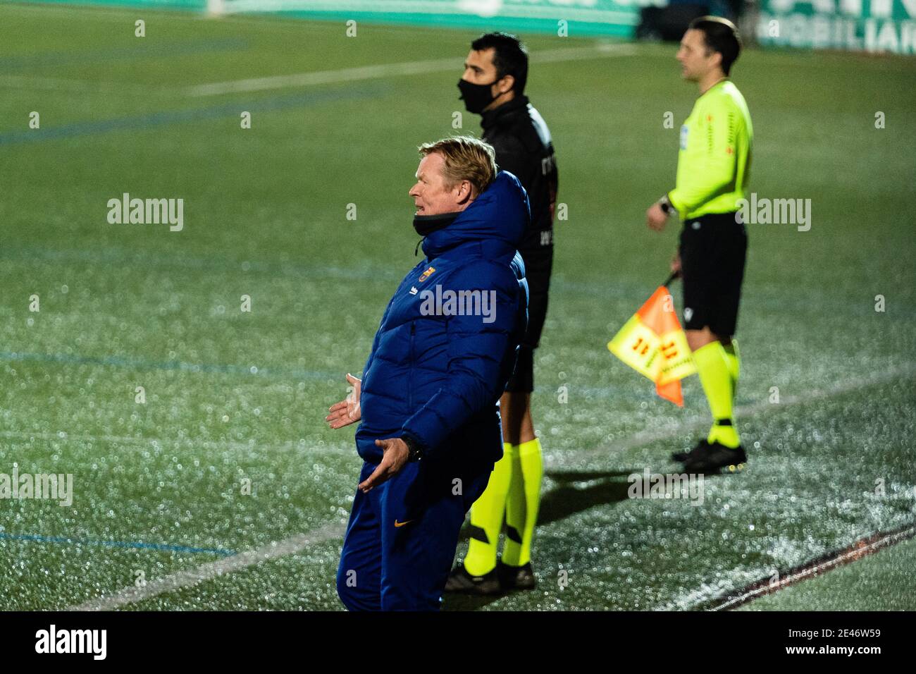 Cornella. 21 Gennaio 2021. Il capo allenatore di Barcellona Ronald Koeman (1° L) reagisce durante la partita di calcio finale della Coppa del Re 1/16 tra il FC Barcelona e UE Cornella, in Spagna, il 21 gennaio 2021. Credit: Joan Gosa/Xinhua/Alamy Live News Foto Stock