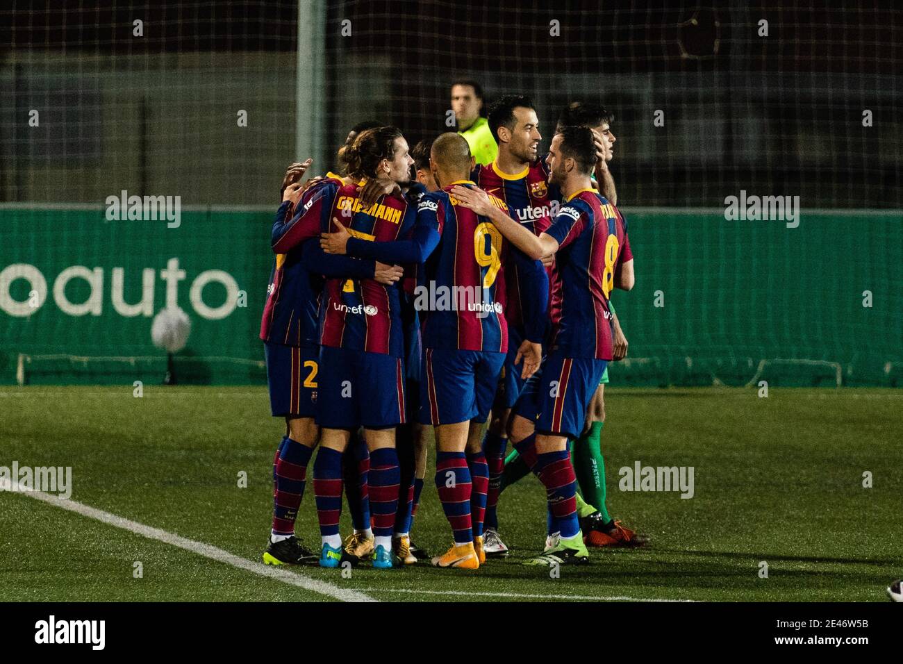 Cornella. 21 Gennaio 2021. I giocatori di Barcellona festeggiano il loro gol durante la partita finale di calcio a Spanish King's Cup 1/16 tra FC Barcelona e UE Cornella, Spagna, il 21 gennaio 2021. Credit: Joan Gosa/Xinhua/Alamy Live News Foto Stock