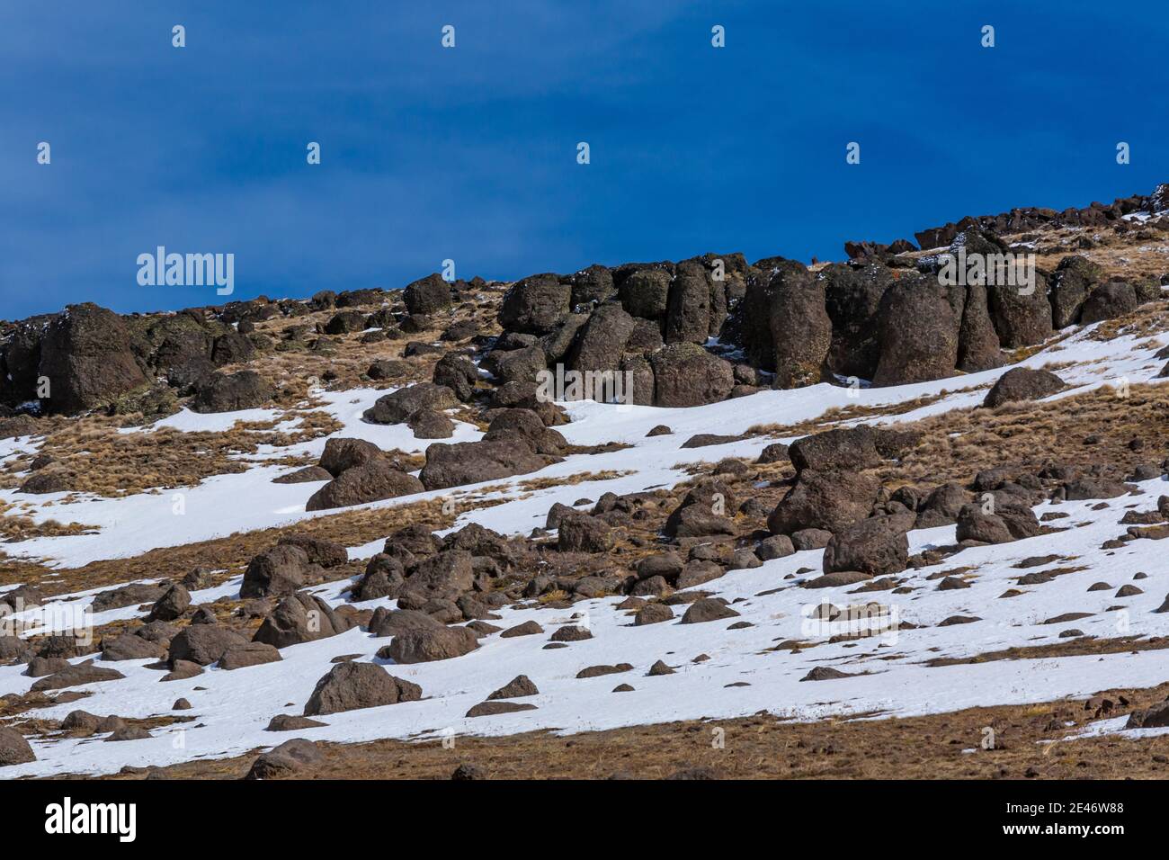 Affioramenti rocciosi e neve su Steens Mountain, Oregon, Stati Uniti Foto Stock
