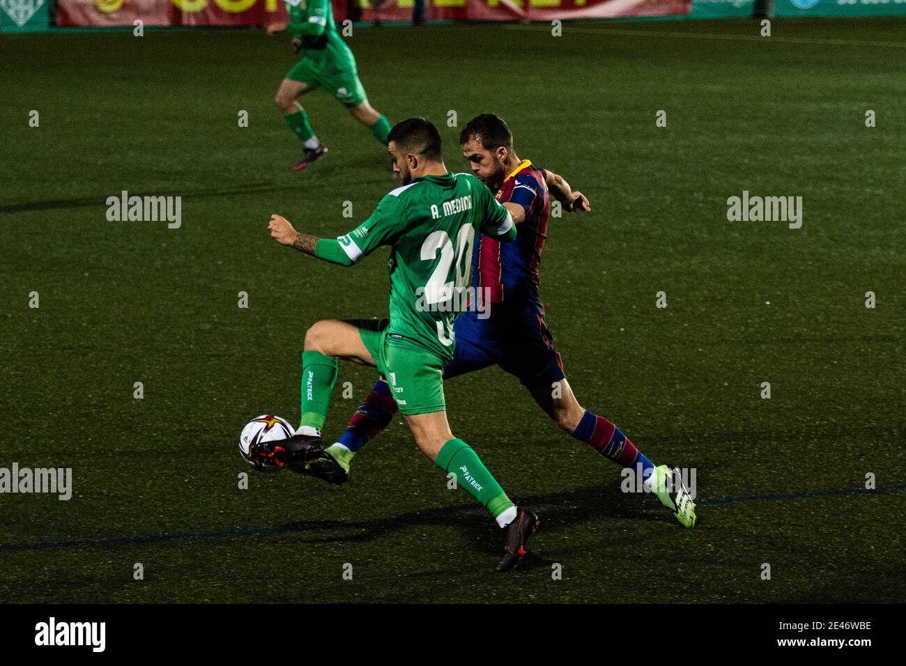 Cornella. 21 Gennaio 2021. Il Miralem Pjanic (R) di Barcellona viena con l'Agus Medina di Cornella durante la partita di calcio finale della Coppa del Re Spagnolo 1/16 tra il FC Barcelona e UE Cornella a Cornella, Spagna, il 21 gennaio 2021. Credit: Joan Gosa/Xinhua/Alamy Live News Foto Stock