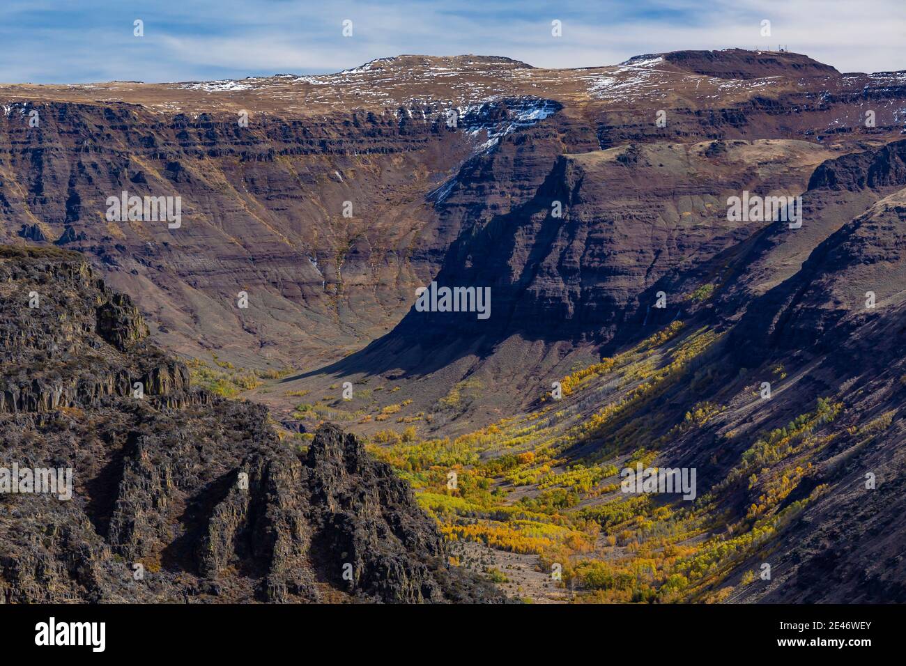 Guardando nella Big Indian Gorge scolpita in glaciale su Steens Mountain, Oregon, Stati Uniti Foto Stock