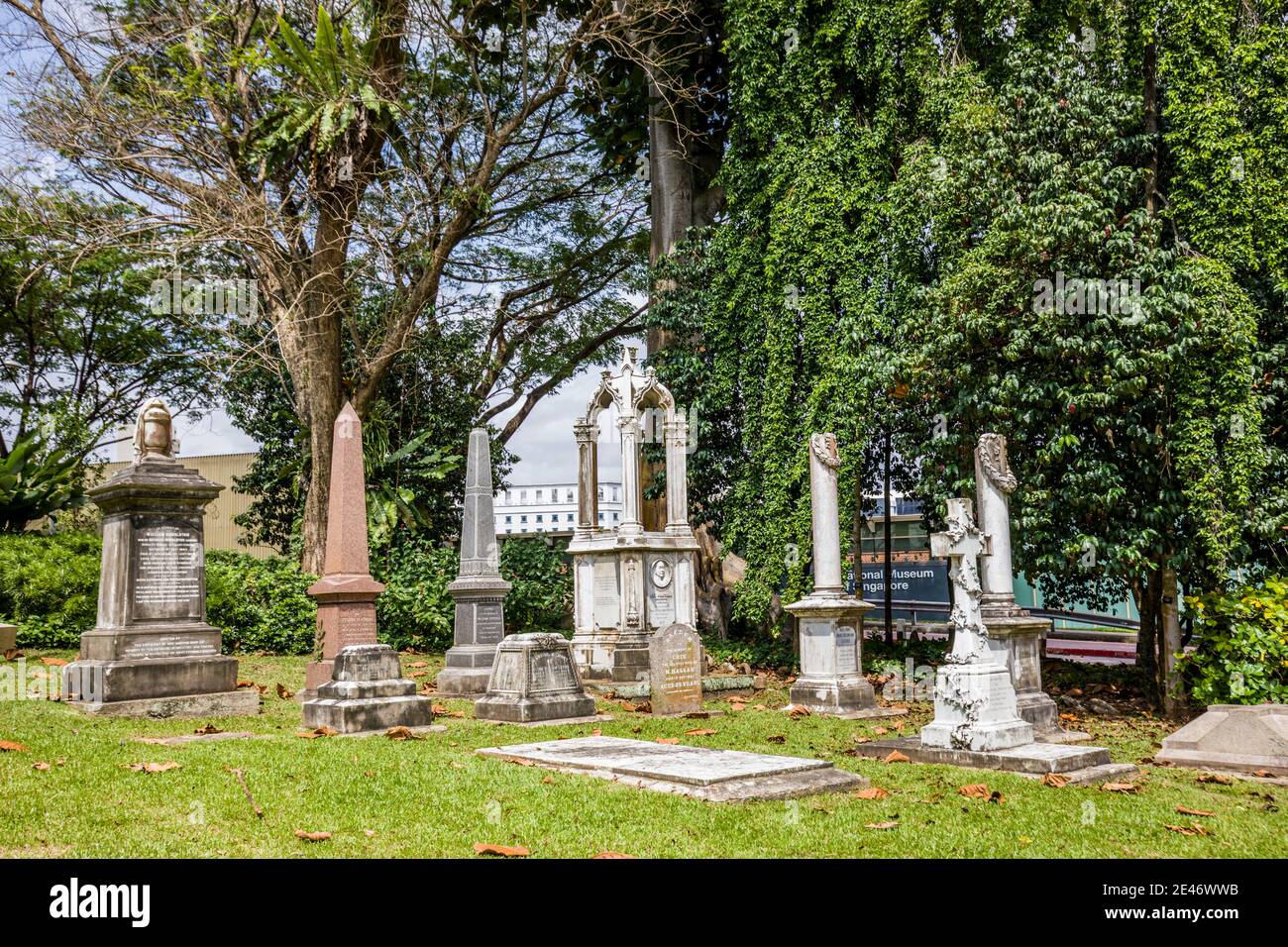 Il primo cimitero cristiano a Fort Canning Park Singapore. Le lapidi che sono state incorporate in una bella parete di mattoni Foto Stock