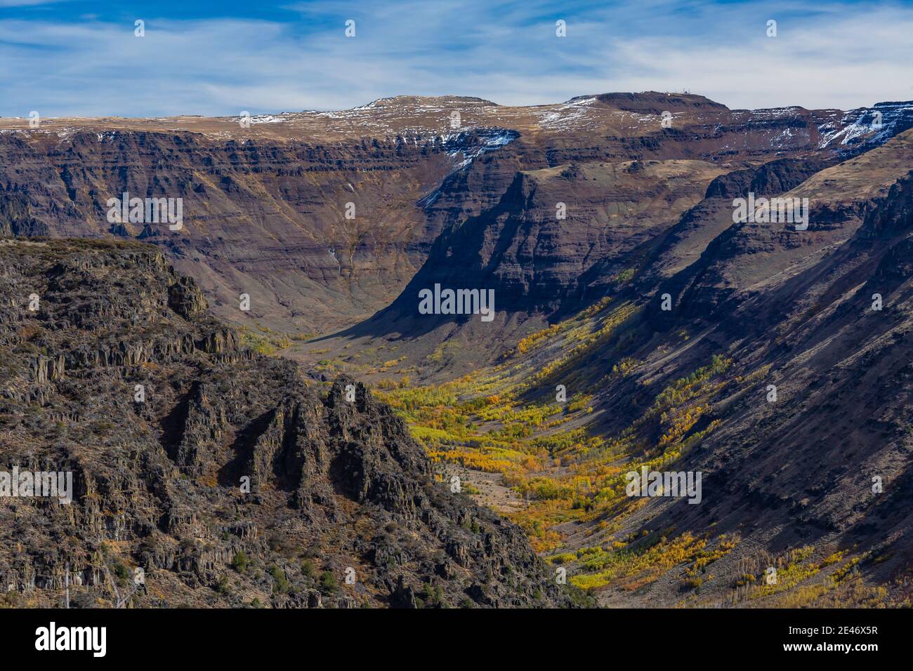 Guardando nella Big Indian Gorge scolpita in glaciale su Steens Mountain, Oregon, Stati Uniti Foto Stock