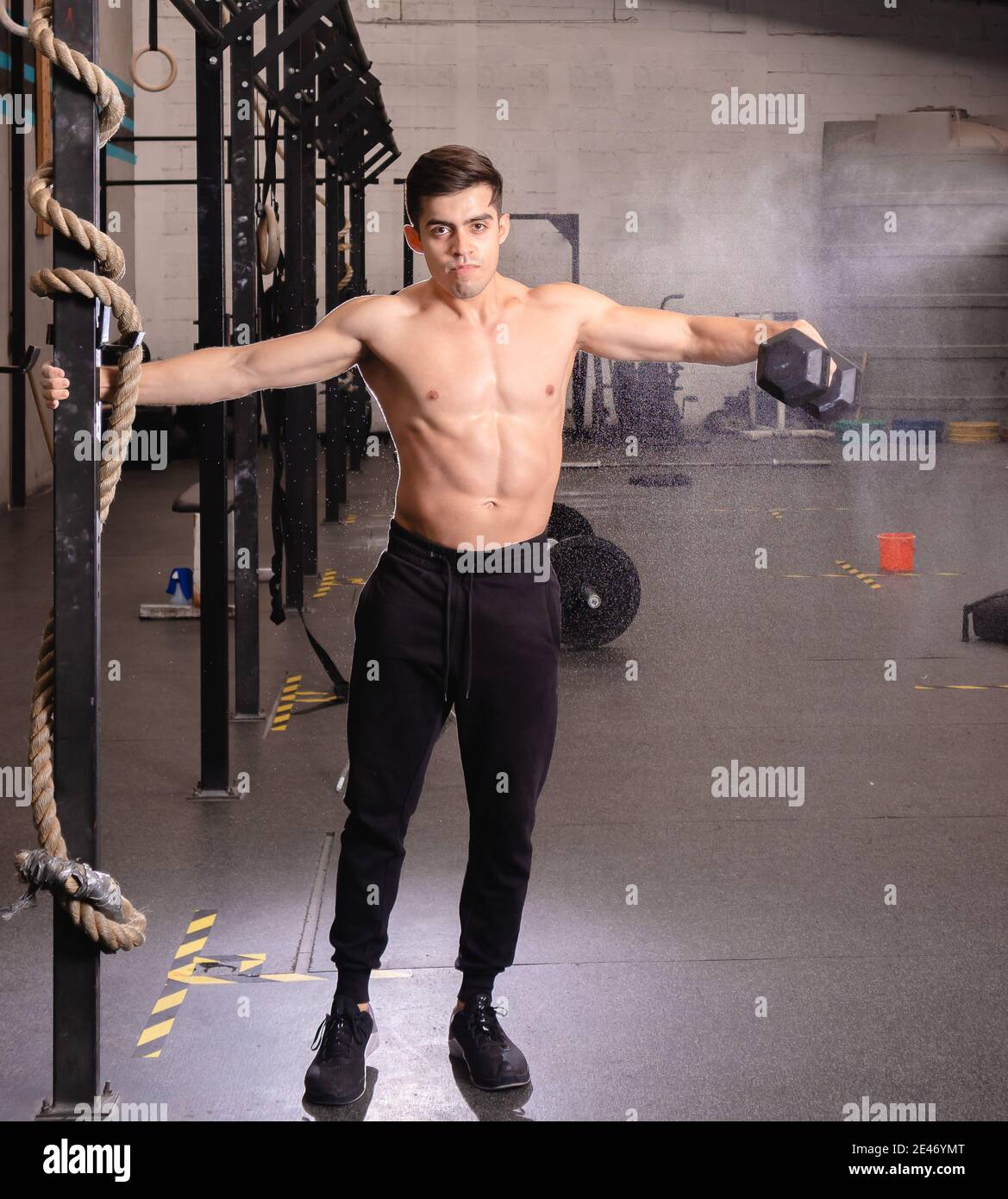 giovane uomo che fa esercizio Foto Stock