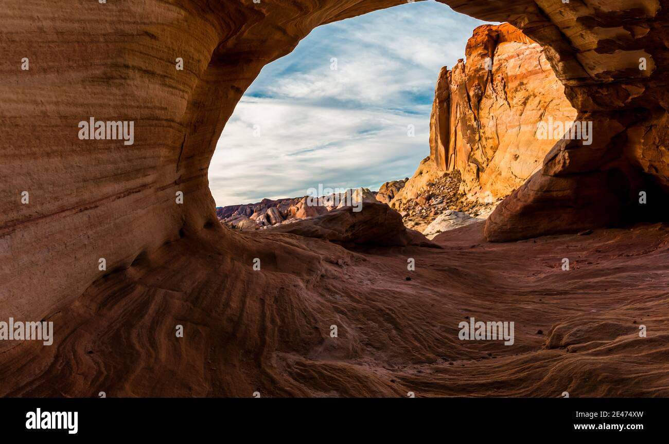 Le cupole bianche viste attraverso la cornice di Thunderstorm Arch, Valley of Fire state Park, Nevada, USA Foto Stock