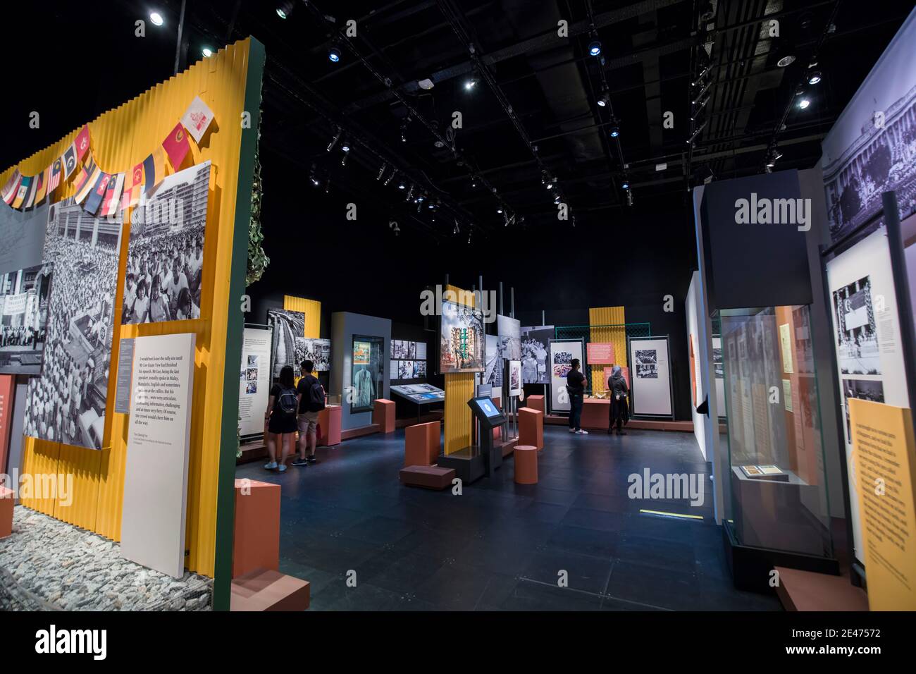 I turisti stanno visitando la mostra 'Home, Truly: Growing Up with Singapore, 1950 to the present' nel Museo Nazionale di Singapore. Foto Stock