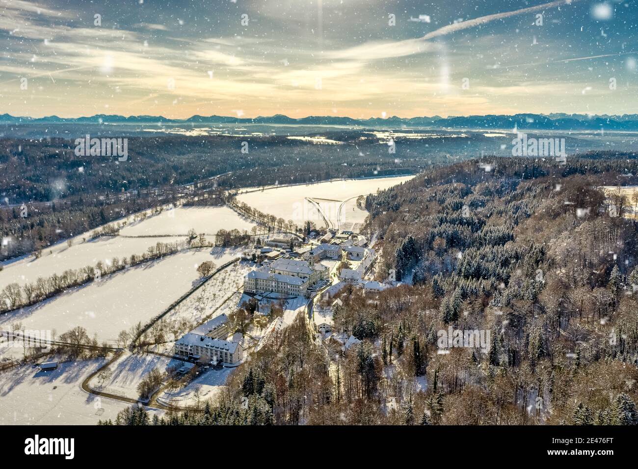 Vista invernale in un monastero tradizionale come punto di ritrovo turistico in baviera in condizioni nevose catturato da un drone con le montagne alp sullo sfondo Foto Stock