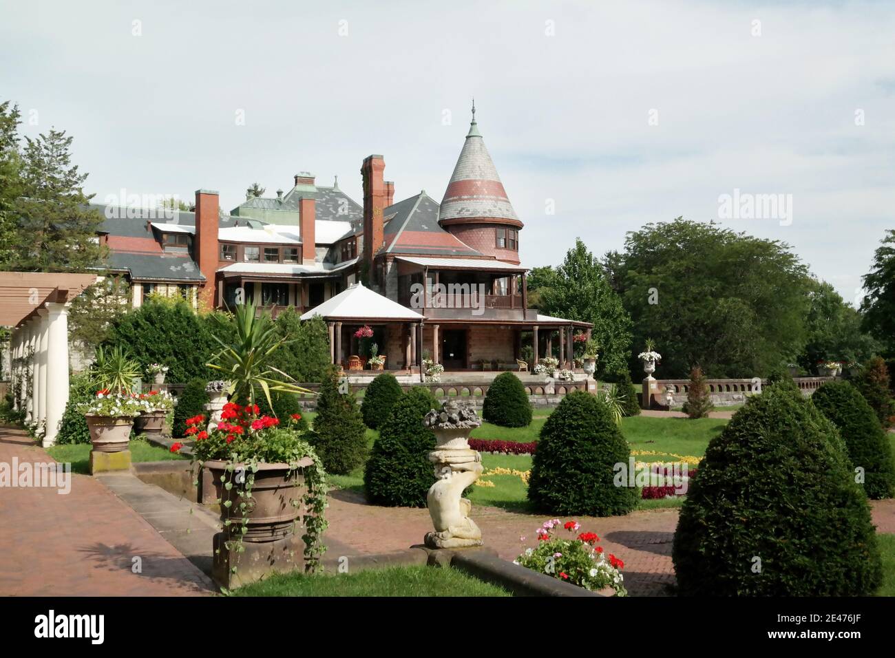 Il Sonnenberg Mansion, una tenuta della regina Anna del 1887 conosciuta per il suo giardino botanico a Canandaigua, New York, Stati Uniti. Foto Stock