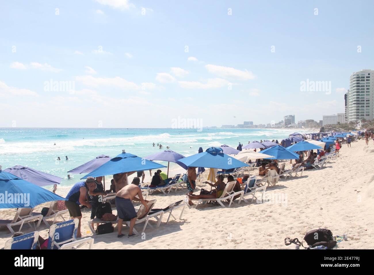 Cancun, Messico. 21 Gennaio 2021. (INT) movimento pesante di persone alla spiaggia di Mandala in mezzo COVID-19. 21 gennaio 2021, Cancun, Messico: Movimento pesante di persone alla spiaggia di Mandala in mezzo COVID-19. Con il tempo caldo, molte persone approfittano di quello, allagando spiaggia di Mandala, nuotando e agghiacciando fuori sulla riva e soprattutto senza usare masks.Credit: Niyi Fote/Thenews2. Credit: Niyi Fote/TheNEWS2/ZUMA Wire/Alamy Live News Foto Stock