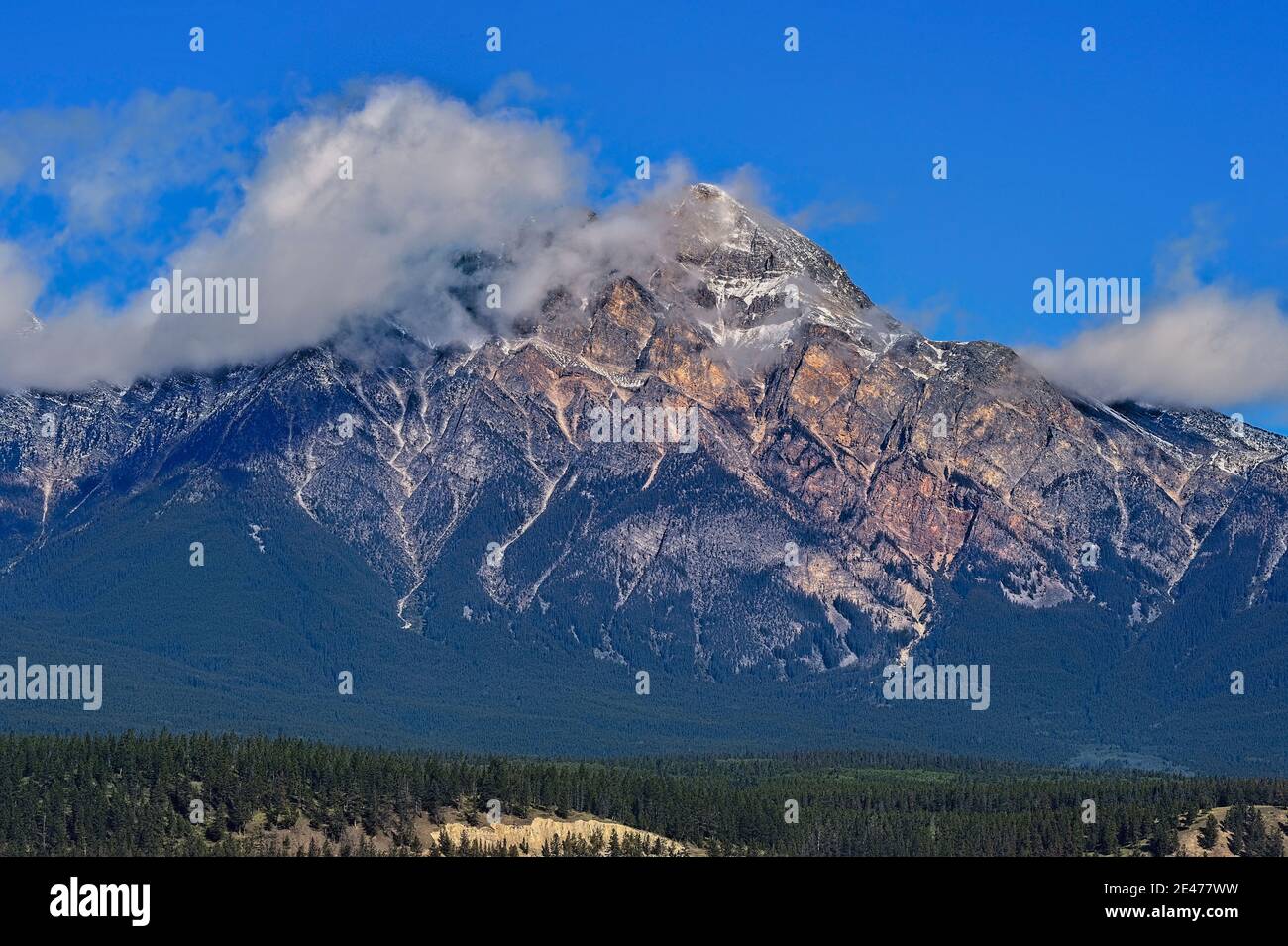 Un'immagine paesaggistica della famosa montagna Pyramid situata nel Parco Nazionale di Jasper in un giorno d'estate blu. Foto Stock