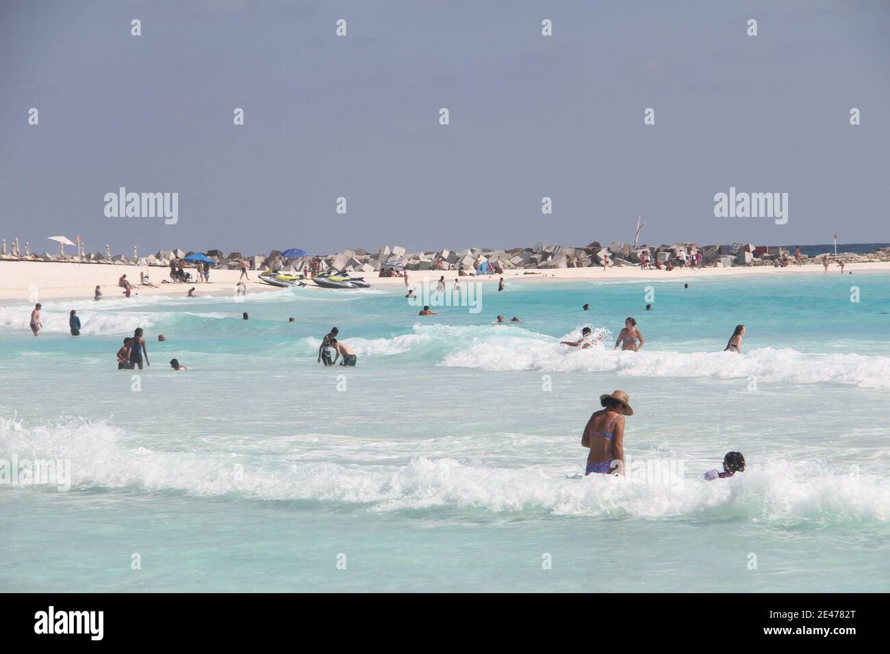 Cancun, Messico. 21 Gennaio 2021. (INT) movimento pesante di persone alla spiaggia di Mandala in mezzo COVID-19. 21 gennaio 2021, Cancun, Messico: Movimento pesante di persone alla spiaggia di Mandala in mezzo COVID-19. Con il tempo caldo, molte persone approfittano di quello, allagando spiaggia di Mandala, nuotando e agghiacciando fuori sulla riva e soprattutto senza usare masks.Credit: Niyi Fote/Thenews2. Credit: Niyi Fote/TheNEWS2/ZUMA Wire/Alamy Live News Foto Stock