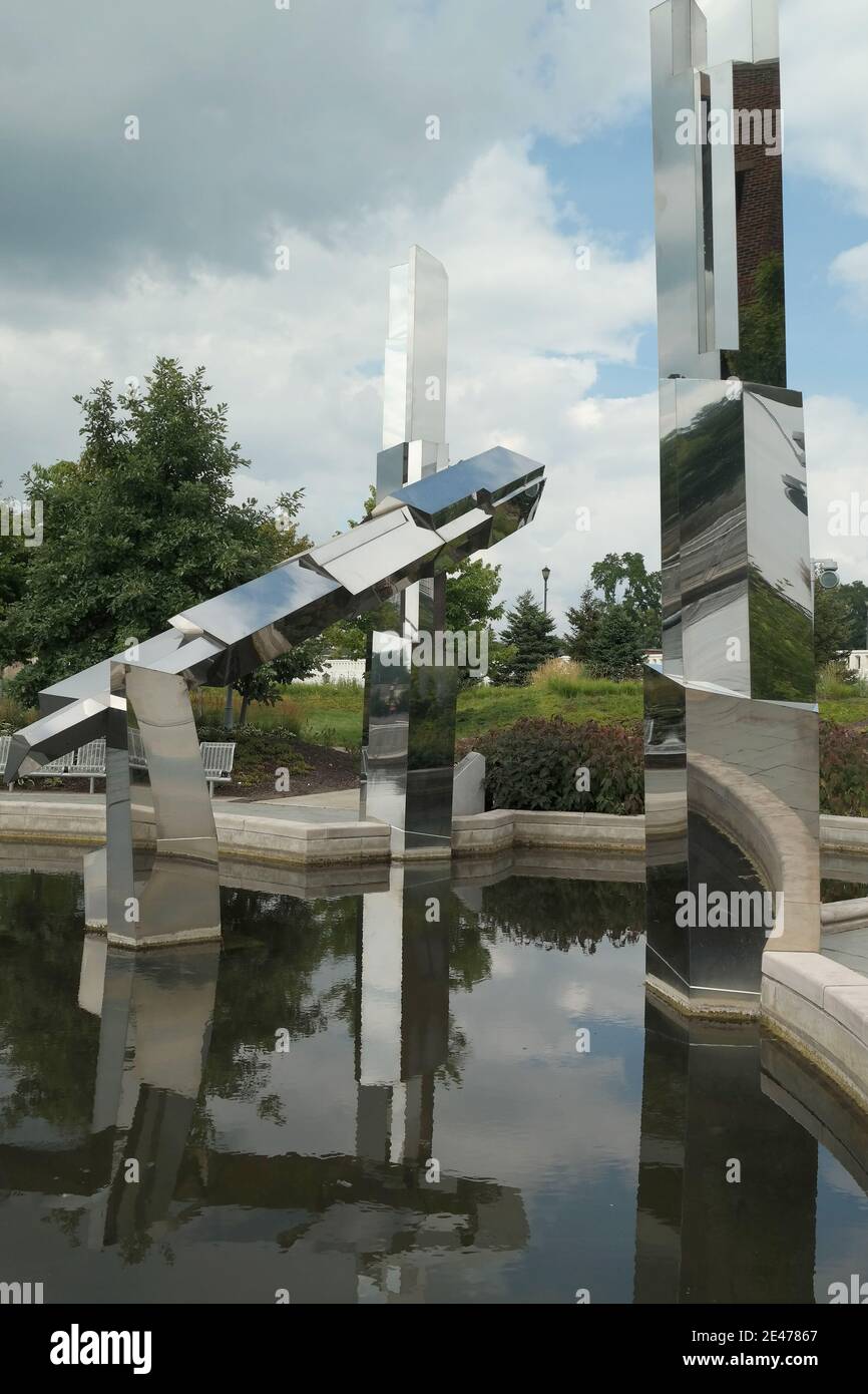 La scultura Shards al lungofiume di Robert C. Beutter Park a Mishawaka, Indiana, USA. Foto Stock