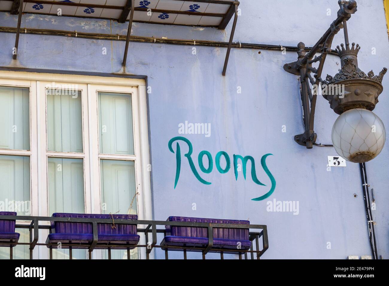 Spagna Valencia Ispanica Ciutat Vella centro storico quartiere Plaza Placa del Mercat mercato centrale pubblico plaza camere ostello piazza in affitto buildi Foto Stock