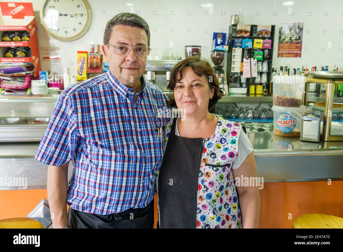 Spagna Valencia Hispanic Trinitat Bar Click ristorante quartiere caffetteria informale uomo donna coppia marito moglie adulti adulti adulti adulti piccoli proprietari di affari proprietari Foto Stock