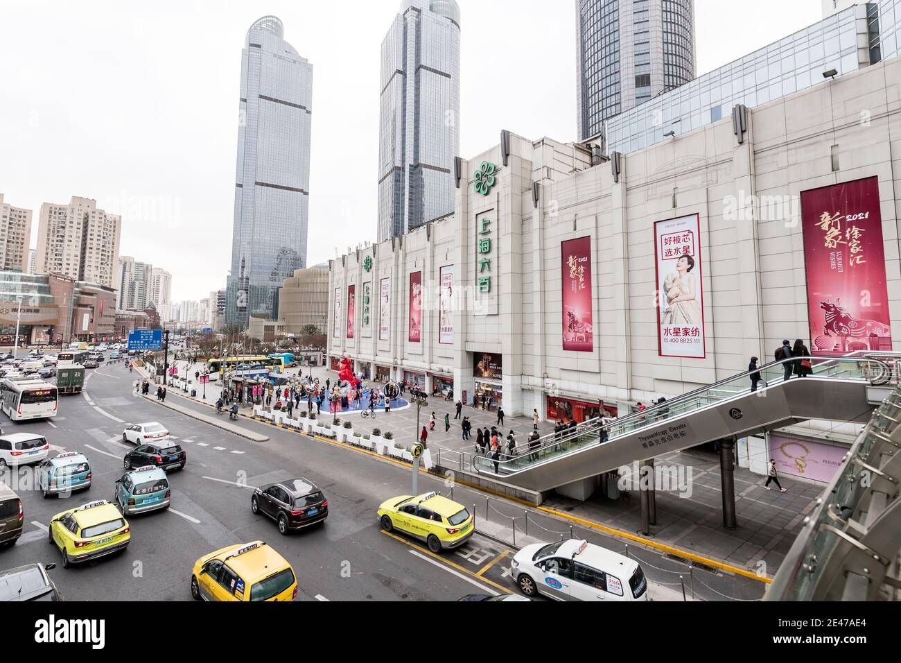 La vista esterna di Shanghai Liubai, un centro commerciale locale con una storia di 70 anni, che sarà ricostruito con un investimento di 700 milioni di Yuan (100 milli Foto Stock