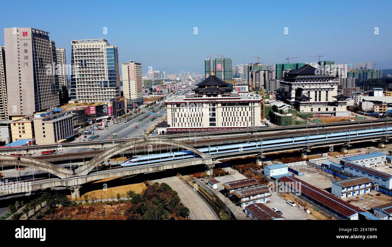 Una vista aerea di un treno di Fuxing Hao, una serie di treni ad alta velocità e ad alta velocità EMU, che corrono sulla ferrovia nella città di Guilin, Gua sud-ovest della Cina¯ Foto Stock