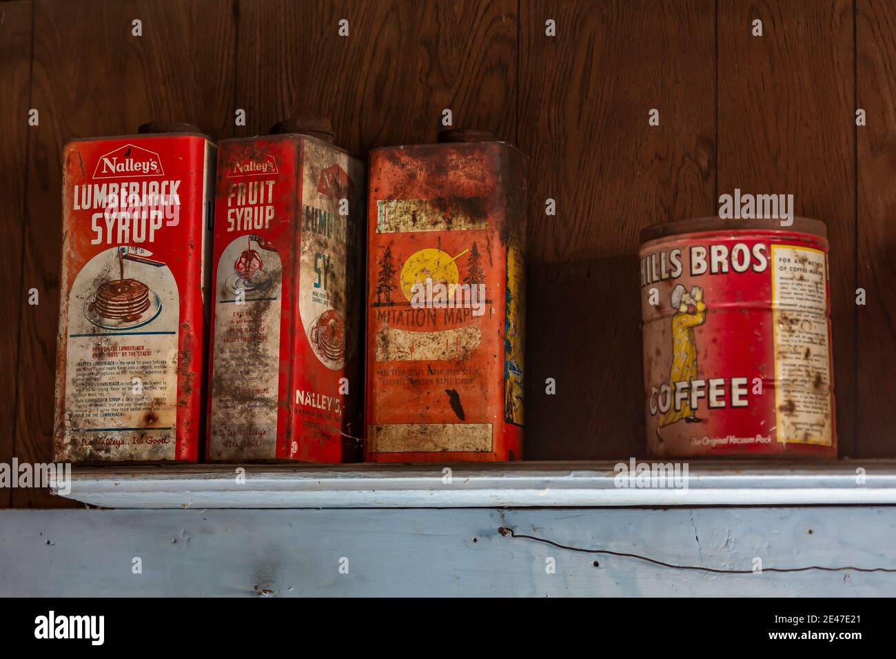 Lattine di sciroppo e caffè in cucina dell'Riddle Brothers Ranch su Steens Mountain è conservato come un primo esempio di insediamento nell'Oregon orientale, Foto Stock