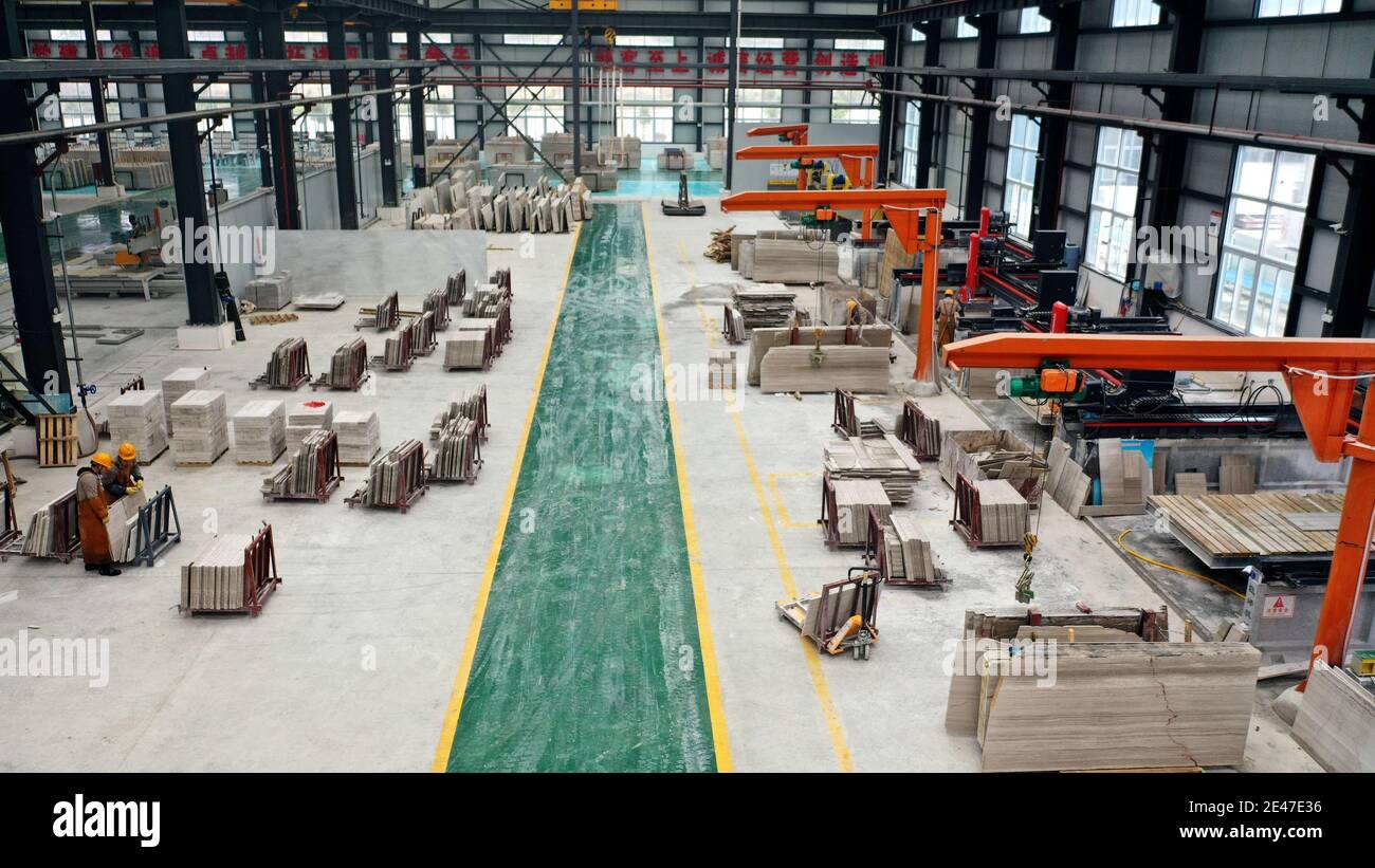 Una vista aerea di macchine che processano grandi pietre in una fabbrica locale di pietra, Qianxinan Buyei e Prefettura Autonoma di Miao, Guizhou della Cina sudoccidentale¯ Foto Stock