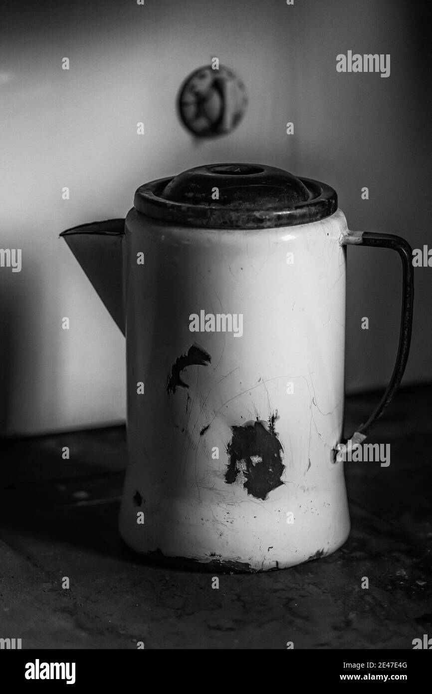 La caffettiera nella cucina del ranch house sul ranch Riddle Brothers Ranch su Steens Mountain è conservata come un primo esempio di insediamento nell'Oregon orientale, Stati Uniti Foto Stock