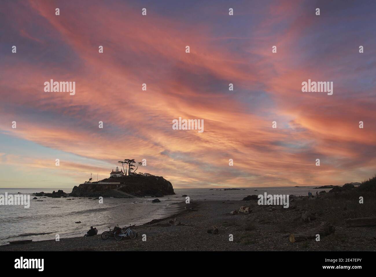 Maestoso paesaggio del tramonto sul faro di Battery Point nel porto di Crescent City, Oregon Foto Stock