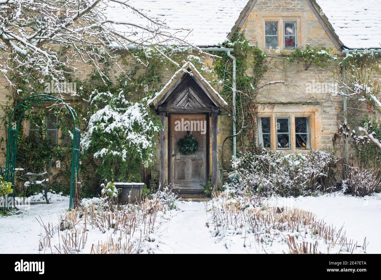 Cottage in pietra Cotswold nella neve di dicembre. Upper Slaughter, Cotswolds, Gloucestershire, Inghilterra Foto Stock