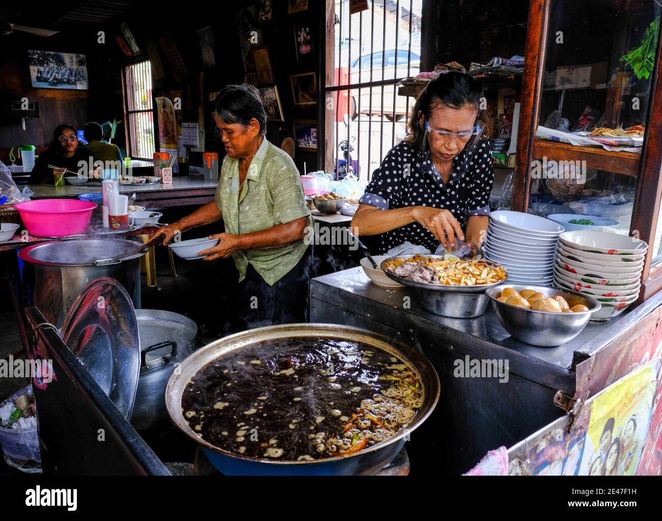 Le Signore cucinano cibo tailandese in un ristorante nel centro storico di Chanthaburi, Thailandia Foto Stock