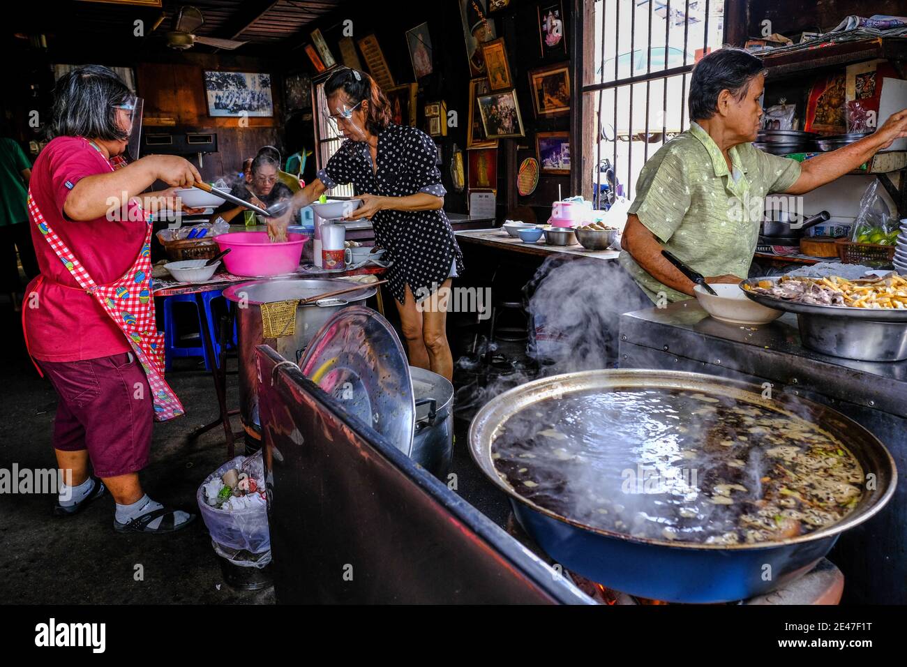 Le Signore cucinano cibo tailandese in un ristorante nel centro storico di Chanthaburi, Thailandia Foto Stock