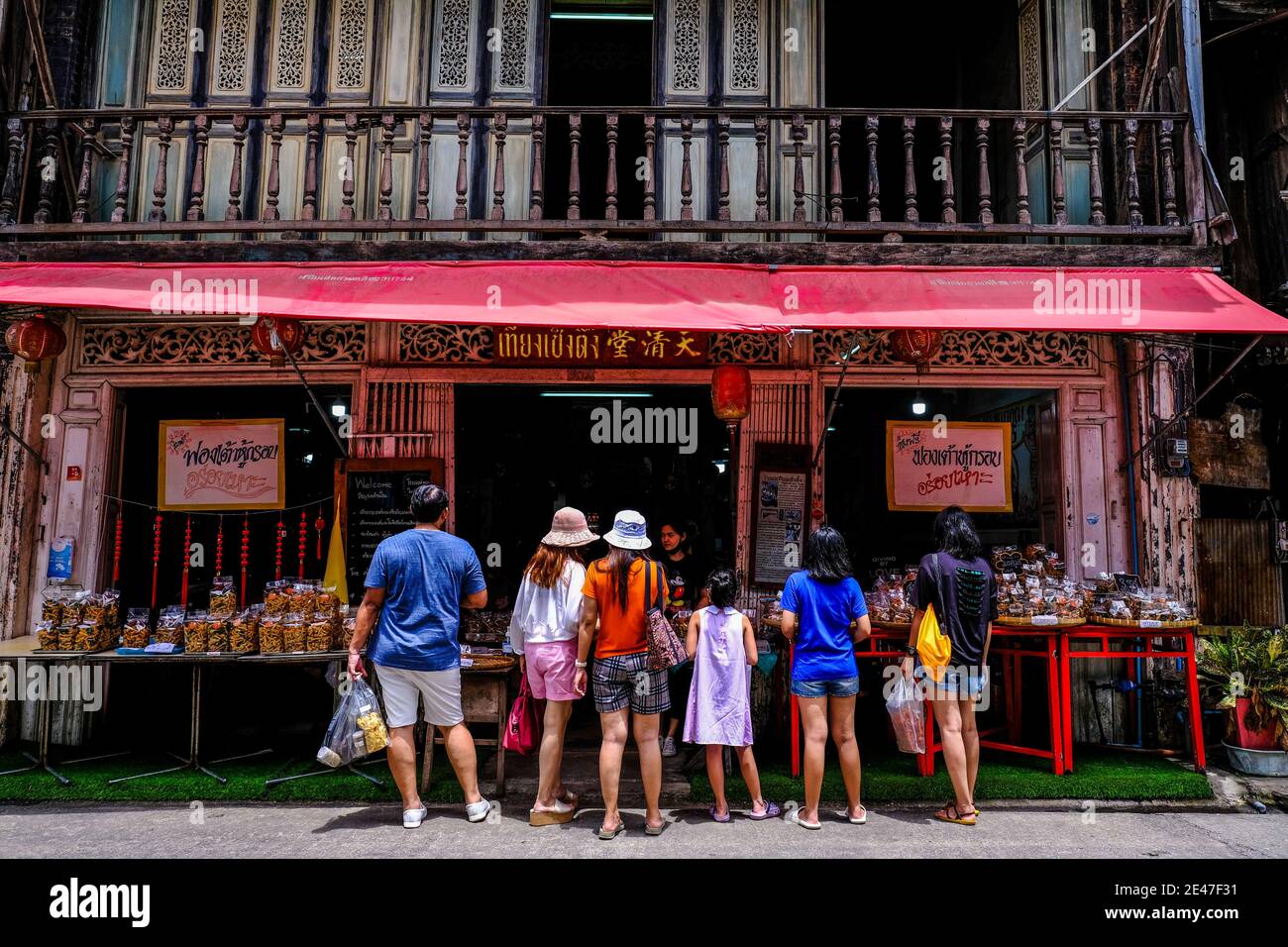 I turisti acquistano souvenir da una piccola impresa nella città vecchia di Chanthaburi, Thailandia Foto Stock