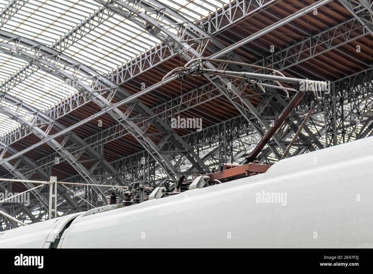 Linee del tram elettrico ad alta tensione presso la stazione Foto Stock