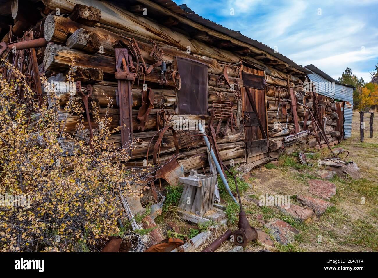 La costruzione di un edificio con gli strumenti dell'Riddle Brothers Ranch a Steens Mountain è conservata come un primo esempio di insediamento nell'Oregon orientale, USA Foto Stock