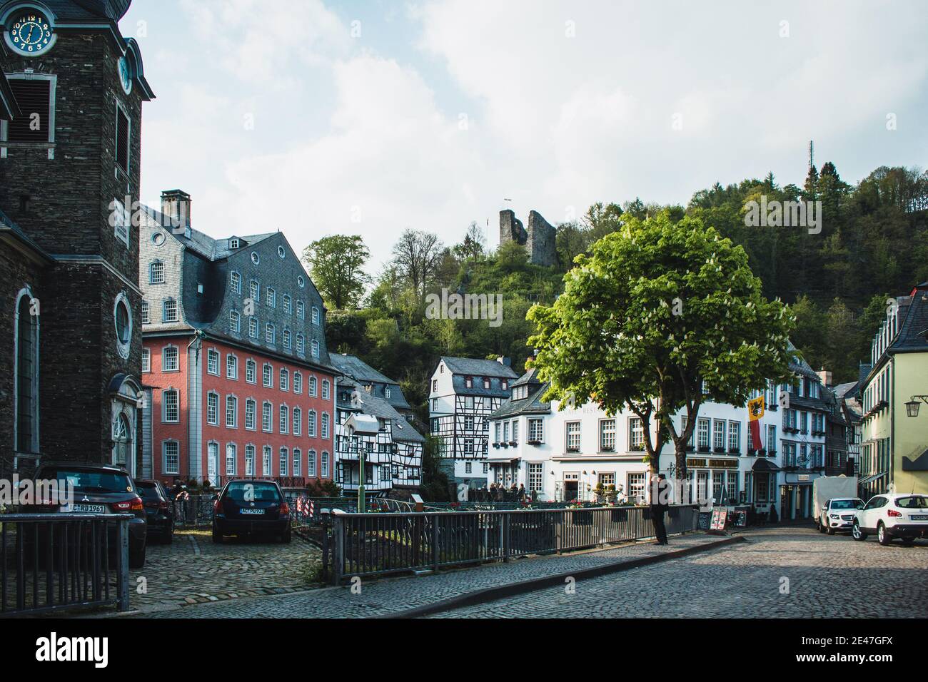 MONSCHAU, GERMANIA - mai 22 2019: Piccola e pittoresca città nella regione di Eifel, in Noth Rhine-Westfalia. E' famosa per le sue case a graticcio e per il suo co Foto Stock