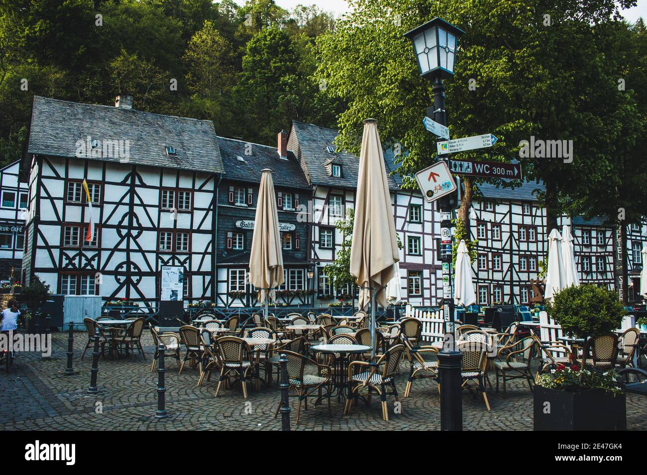 MONSCHAU, GERMANIA - mai 22 2019: Piccola e pittoresca città nella regione di Eifel, in Noth Rhine-Westfalia. E' famosa per le sue case a graticcio e per il suo co Foto Stock