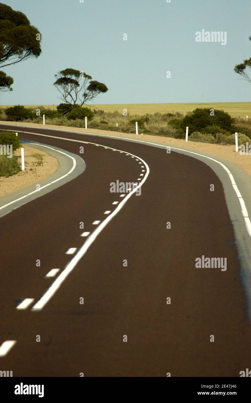 LINEA DI DEMARCAZIONE SULLA EYRE HIGHWAY CHE COLLEGA L'AUSTRALIA DEL SUD E L'AUSTRALIA OCCIDENTALE. Foto Stock