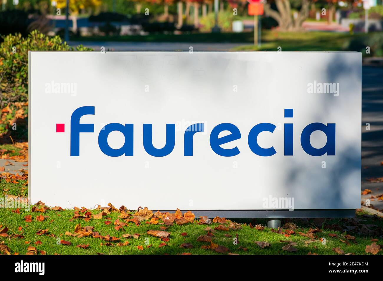 Firma Faurecia, logo sul cartello della Silicon Valley, sede centrale di un fornitore automobilistico globale francese - Sunnyvale, California, USA - 2020 Foto Stock