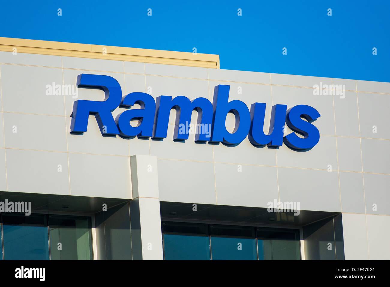Cartello Rambus, logo sull'edificio della sede centrale. Rambus Incorporated progetta, sviluppa e concede in licenza tecnologie e architetture di interfaccia chip - San Jos Foto Stock