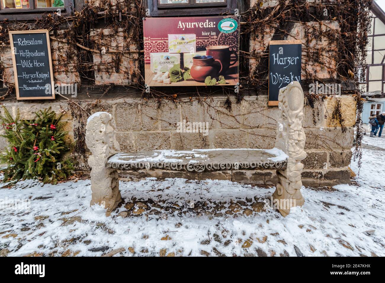 Panchina nella neve a Quedlinburg Foto Stock