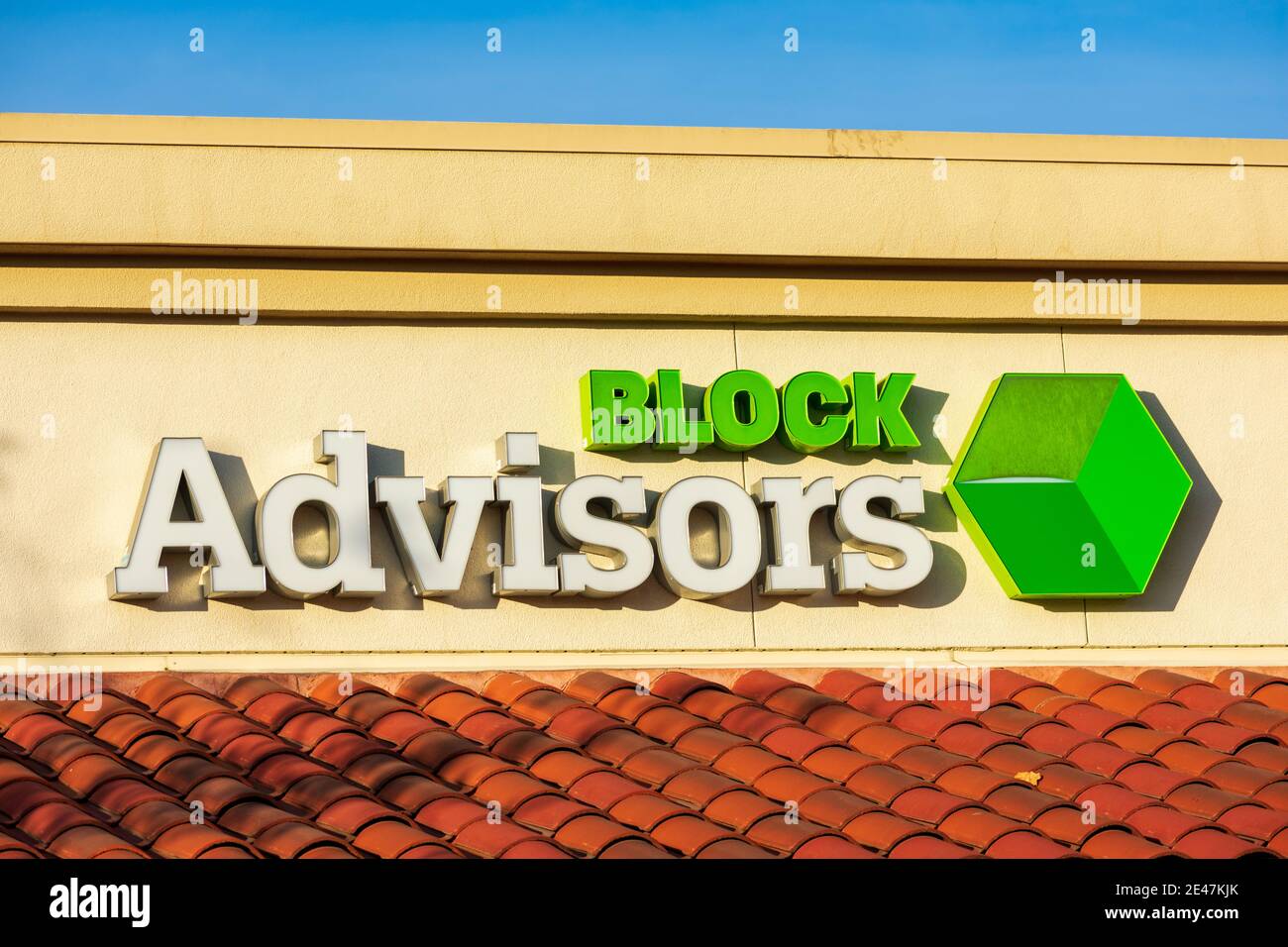 Blocca la firma dei consulenti in ufficio. Block Advisors os un servizio che fornisce la preparazione delle imposte sui consumatori tutto l'anno - San Jose, California, USA - 2020 Foto Stock