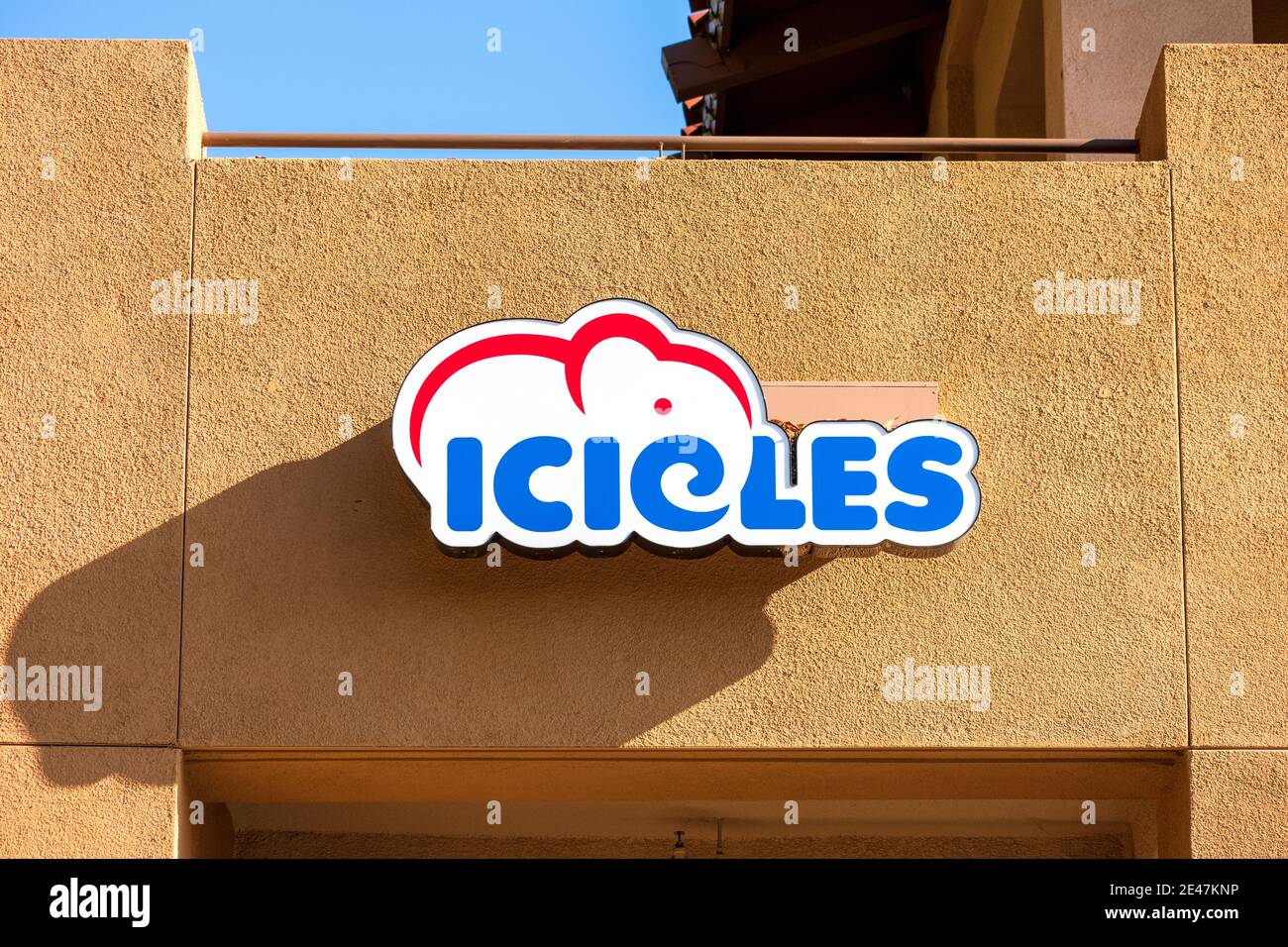 Insegna di icicles, logo e mascotte di elefante in cima alla gelateria di specialità - San Jose, California, USA - 2020 Foto Stock