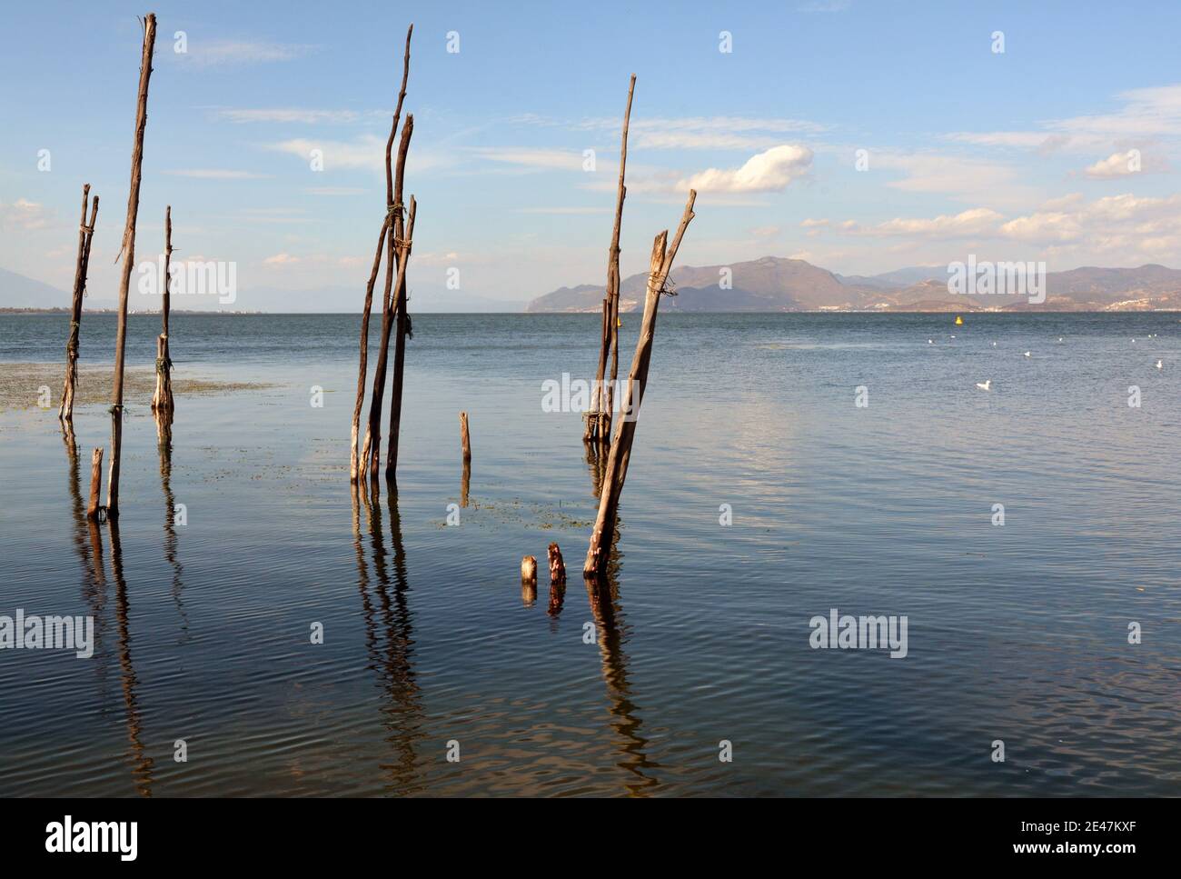 Splendida vista sul lago Erhai a Dali, acqua pulita, cielo limpido e un meraviglioso sfondo montano. Foto Stock