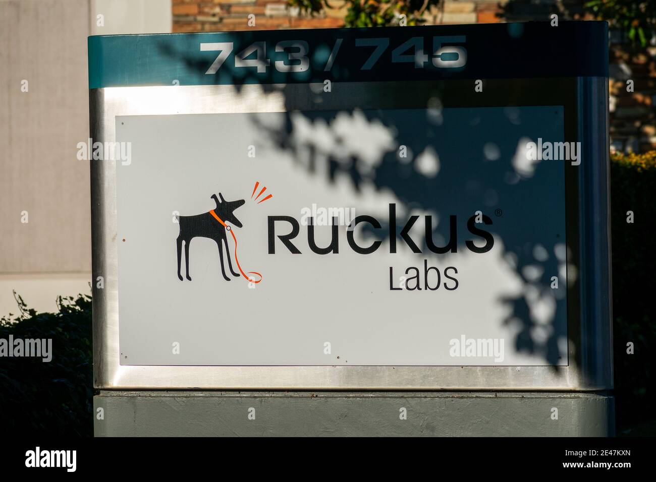 Ruckus Labs firma, logo sul cartello presso la sede Silicon Valley di Ruckus Networks, una società DI ARRIS - Sunnyvale, California, USA - 2020 Foto Stock