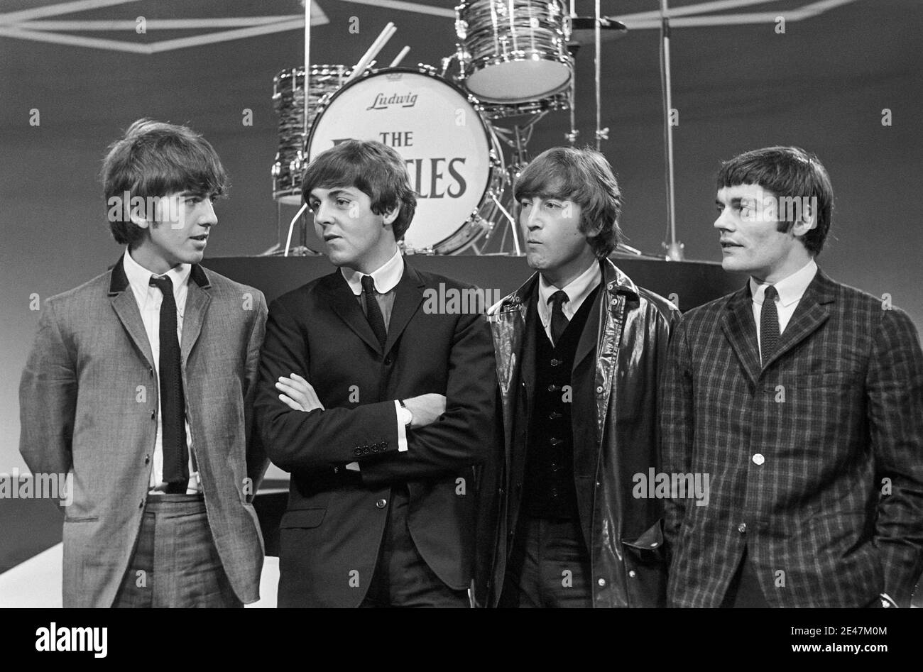 I Beatles (con Jimmie Nichols in piedi per Ringo Starr) in una apparizione televisiva a Treslong a Hillegom, Paesi Bassi, non lontano da Amsterdam, il 5 giugno 1964. Foto Stock