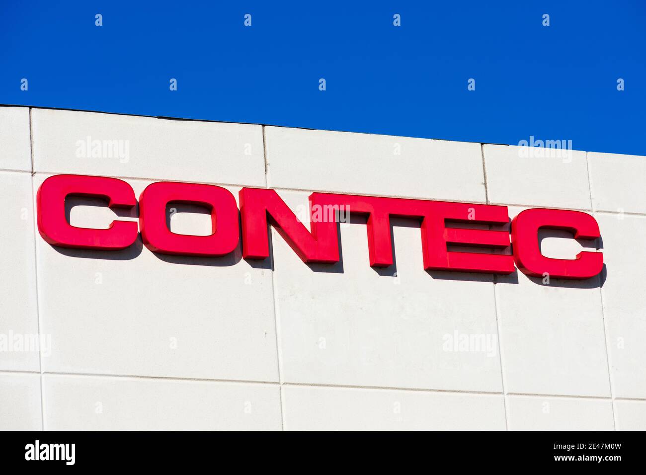 Firma Contec, logo presso la sede centrale. Contec fornisce soluzioni basate su tecnologia e personale alle aziende di servizi a banda larga e agli OEM di elettronica - SAN Foto Stock