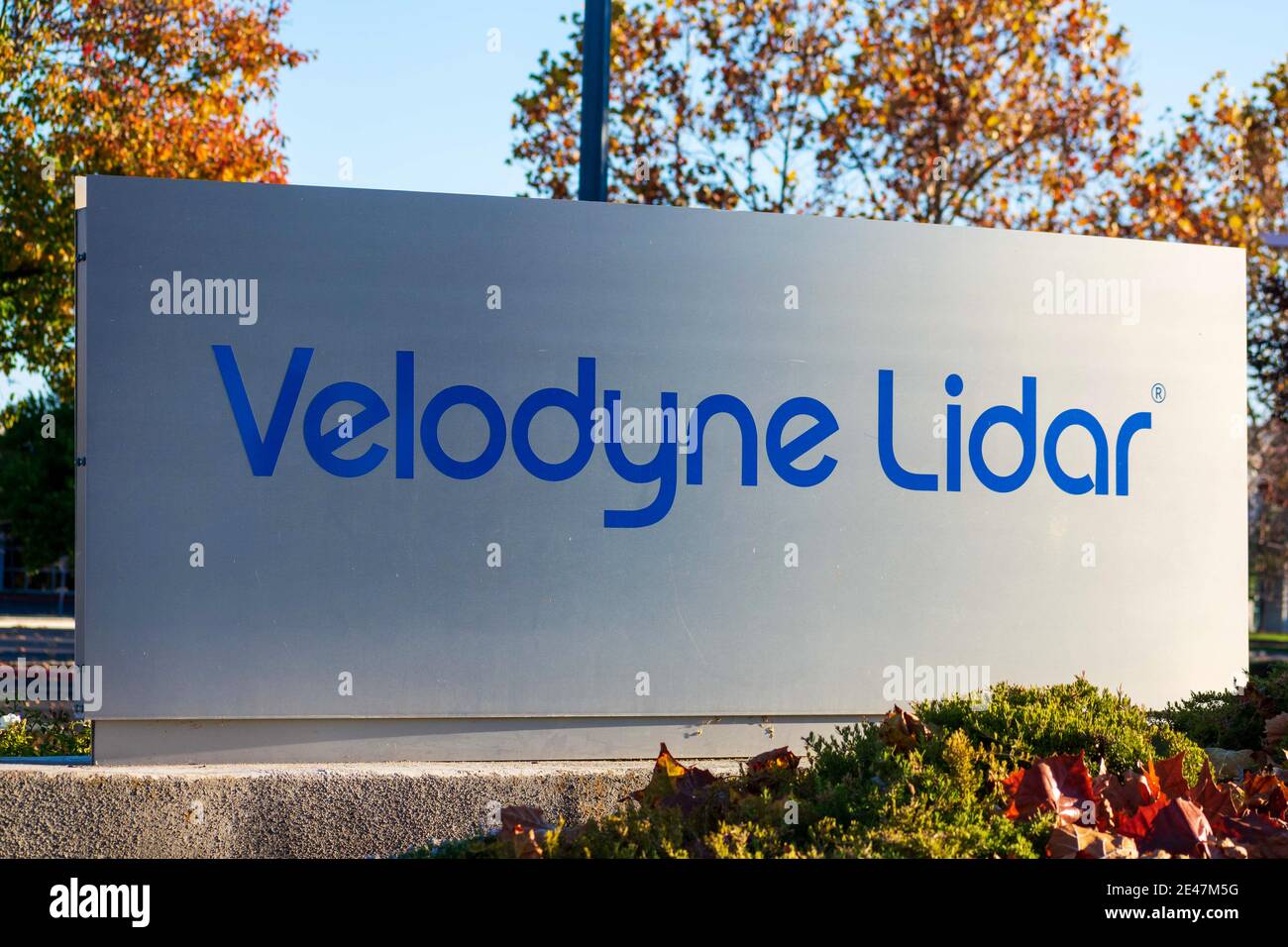 Velodyne Lidar segno, logo presso la sede centrale. Velodyne Lidar è una società di tecnologia lidar basata sulla Silicon Valley - San Jose, California, USA - 2020 Foto Stock