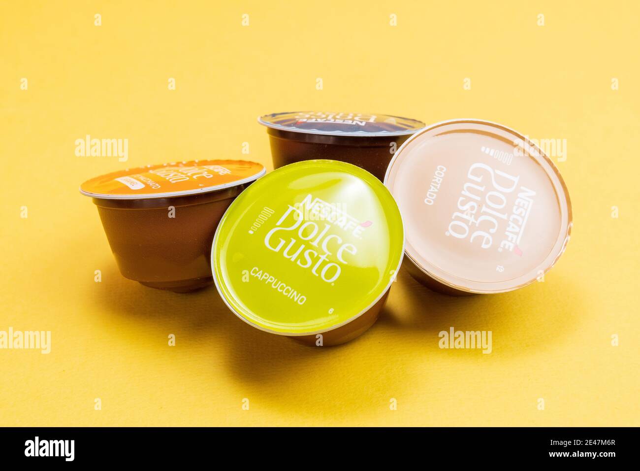 Tyumen, Russia-10 dicembre 2020: Nescafe Dolce gusto capsule diverse. Caffè a casa. Su sfondo giallo Foto Stock